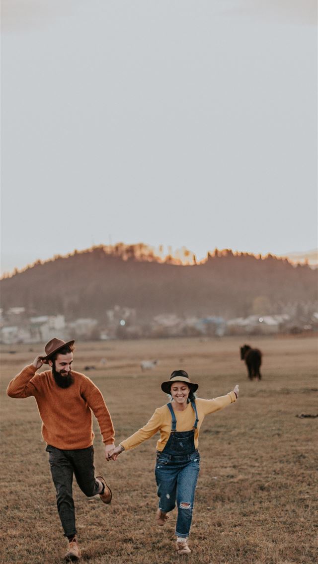 1284x2778 man holdind woman hand - georgia iPhone Wallpaper
