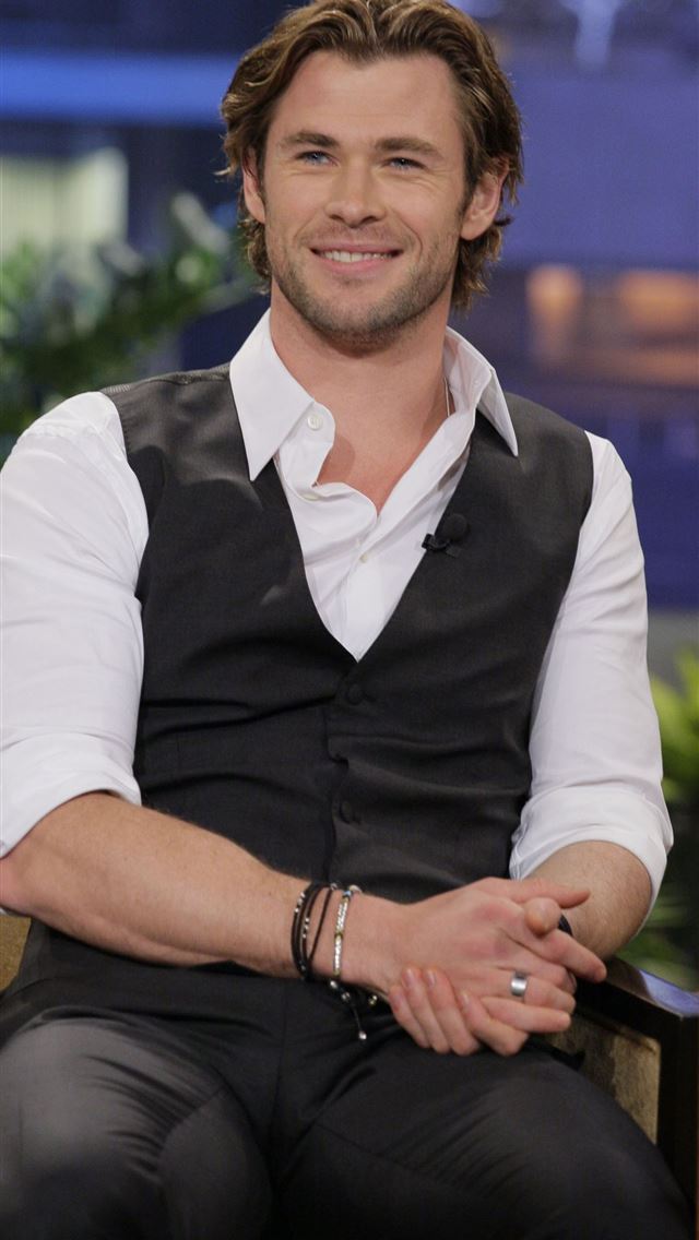 1284x2778 32 Pictures Proving Chris Hemsworth Is Actually A ... - chris hemsworth iPhone Wallpaper