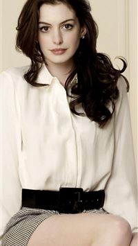 Anne Hathaway Brunette Girl 4K wallpaper