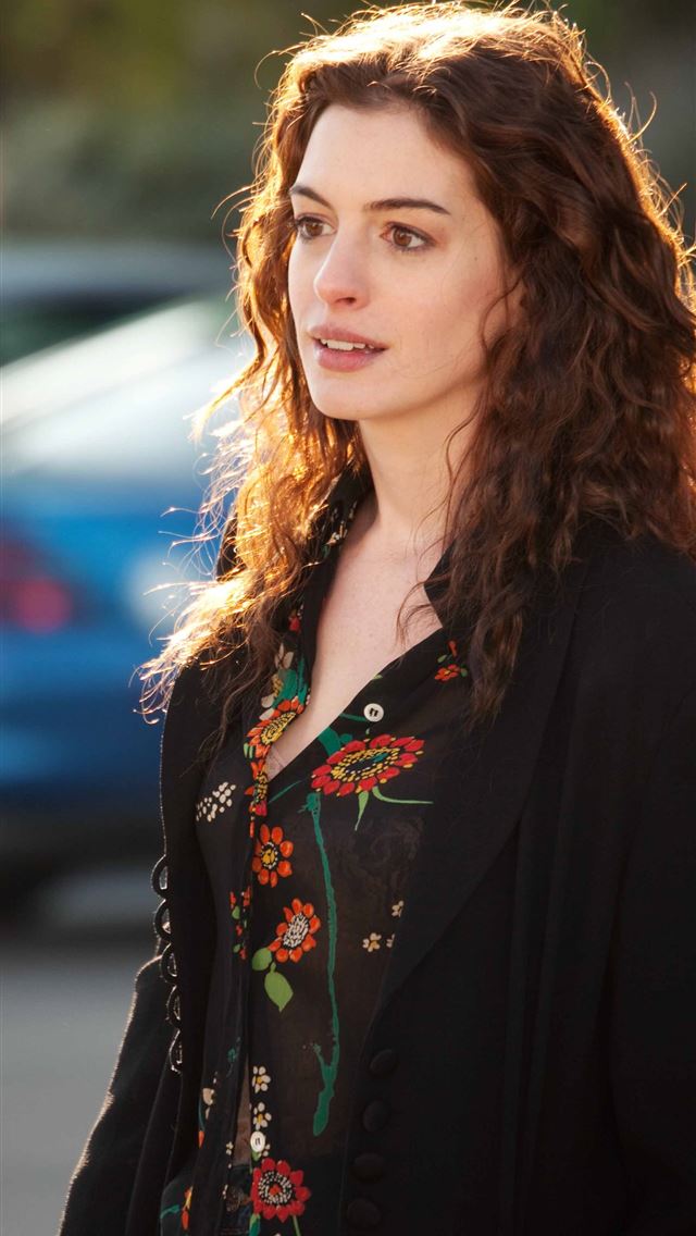 1284x2778 Picture of Anne Hathaway in Love and Other Drugs a... - anne hathaway iPhone Wallpaper
