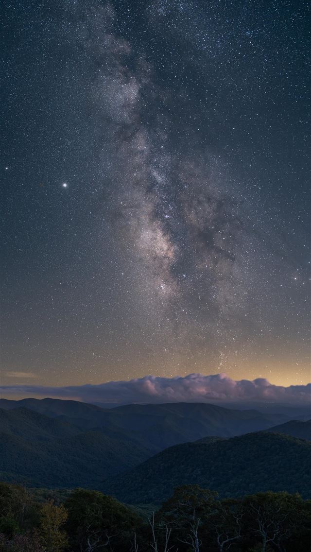 640x1136 The Milky Way became visible on a dark stretch of ... -  iPhone Wallpaper