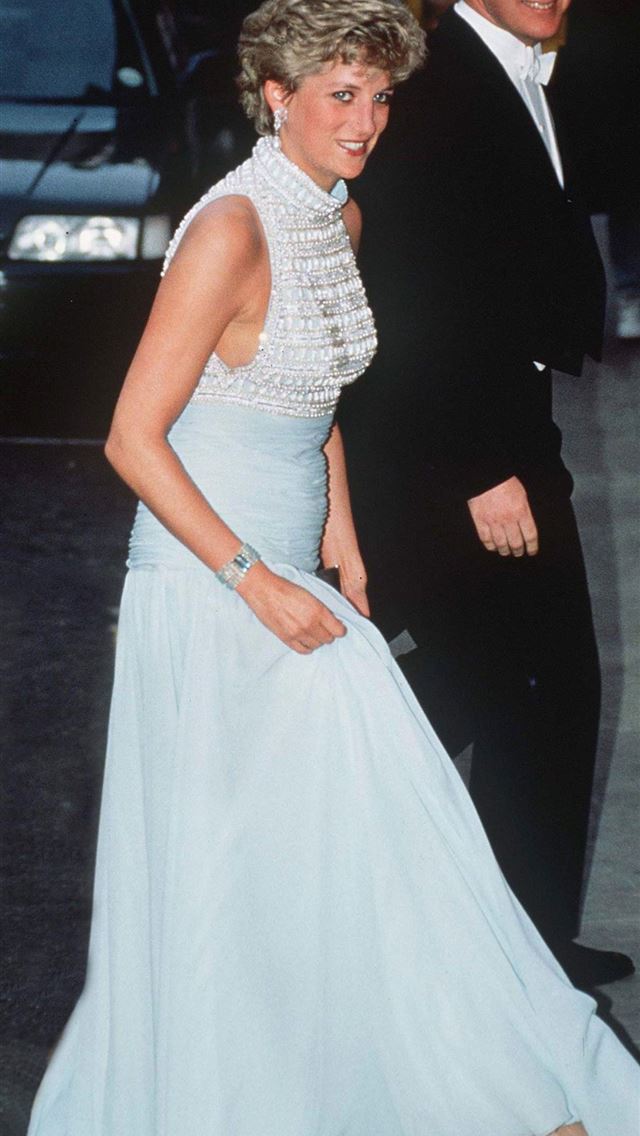 1125x2436 Princess Diana's 50 Best Dresses Royal Family Fash... - princess diana iPhone Wallpaper
