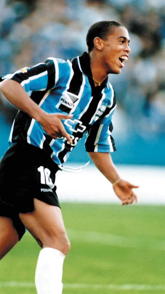 1284x2778 Ronaldinho Gaúcho En 1998 debutó en la copa con ... - gremio iPhone Wallpaper