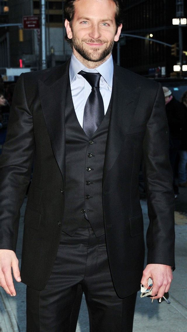 Черная рубашка черный галстук и черный костюм
