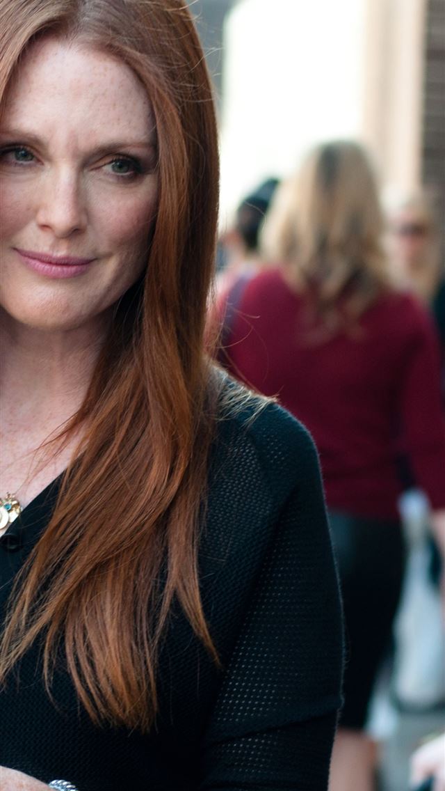 1125x2436 julianne moore - julianne moore iPhone Wallpaper
