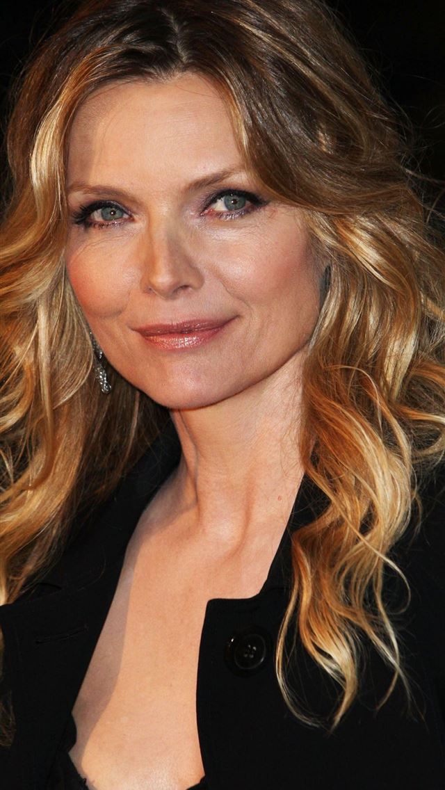 1284x2778 michelle pfeiffer - michelle pfeiffer iPhone Wallpaper
