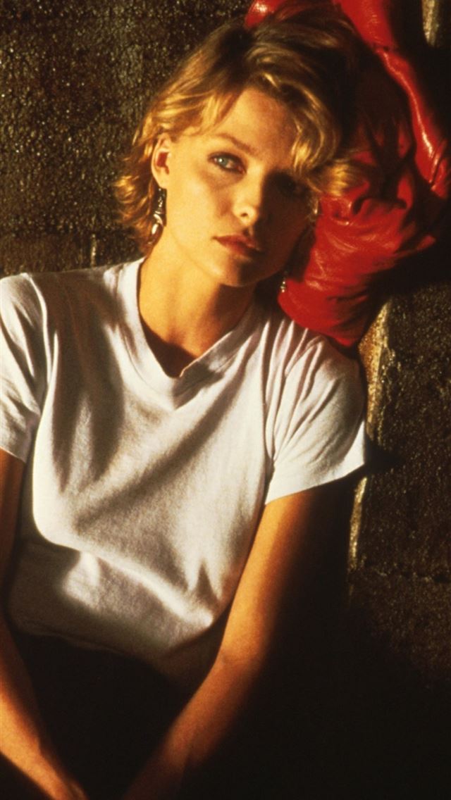 1125x2436 michelle pfeiffer - michelle pfeiffer iPhone Wallpaper