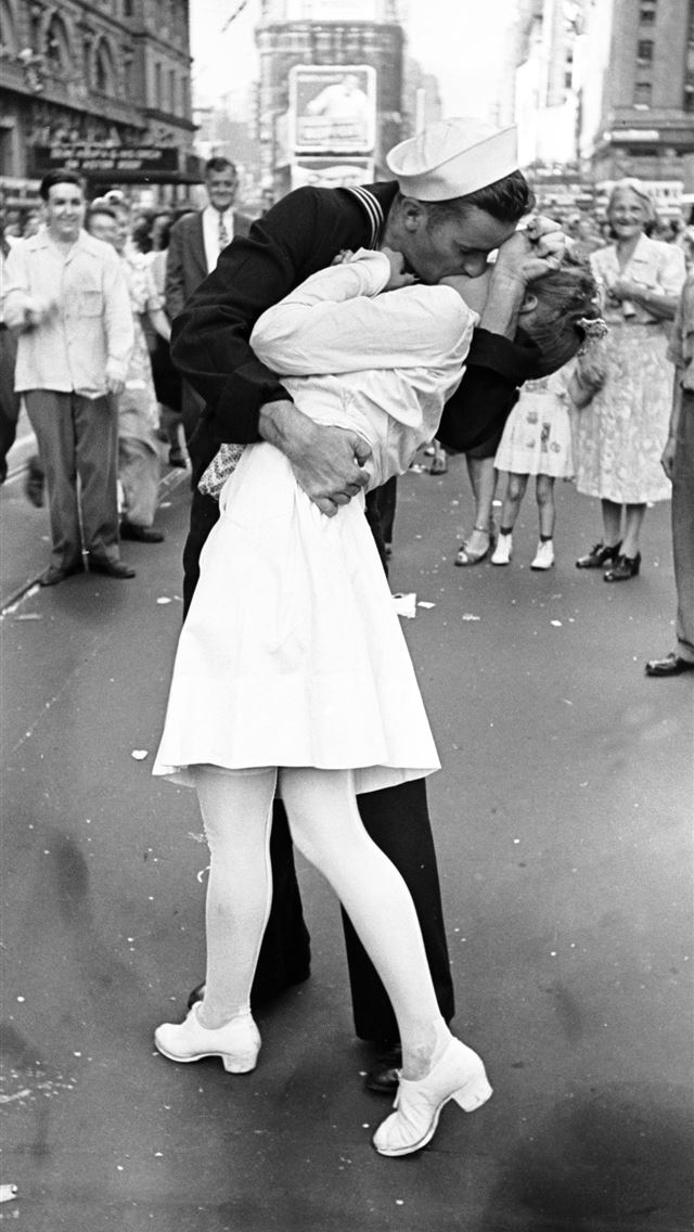 1284x2778 international kissing day -  iPhone Wallpaper