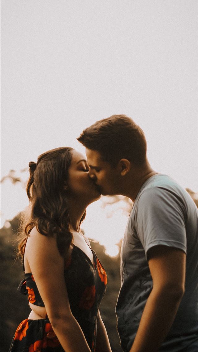 1284x2778 international kissing day -  iPhone Wallpaper