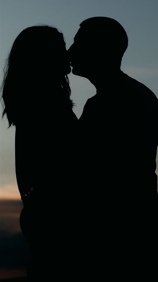 1284x2778 international kissing day -  iPhone Wallpaper