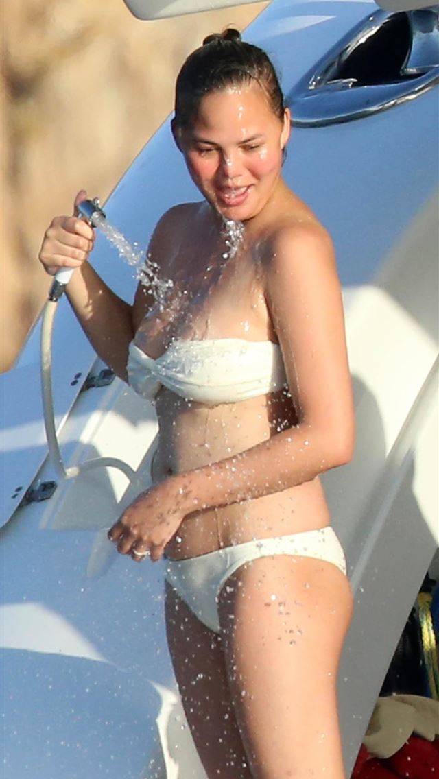 1284x2778 chrissy teigen - chrissy teigen iPhone Wallpaper