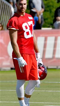 travis kelce wallpaper
