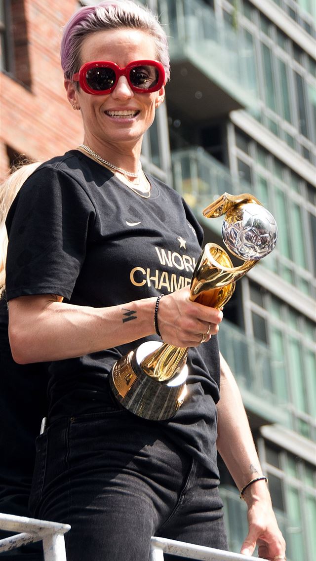 1125x2436 megan rapinoe - megan rapinoe iPhone Wallpaper