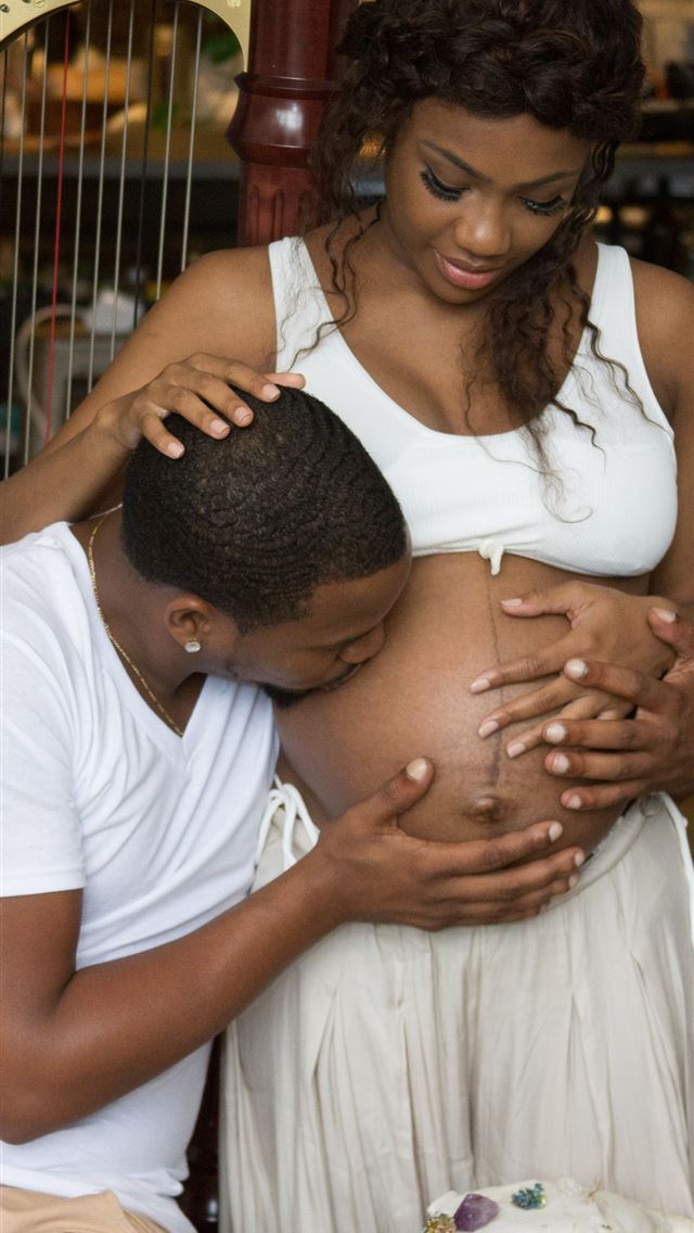 1284x2778 man kissing woman's stomach - love iPhone Wallpaper
