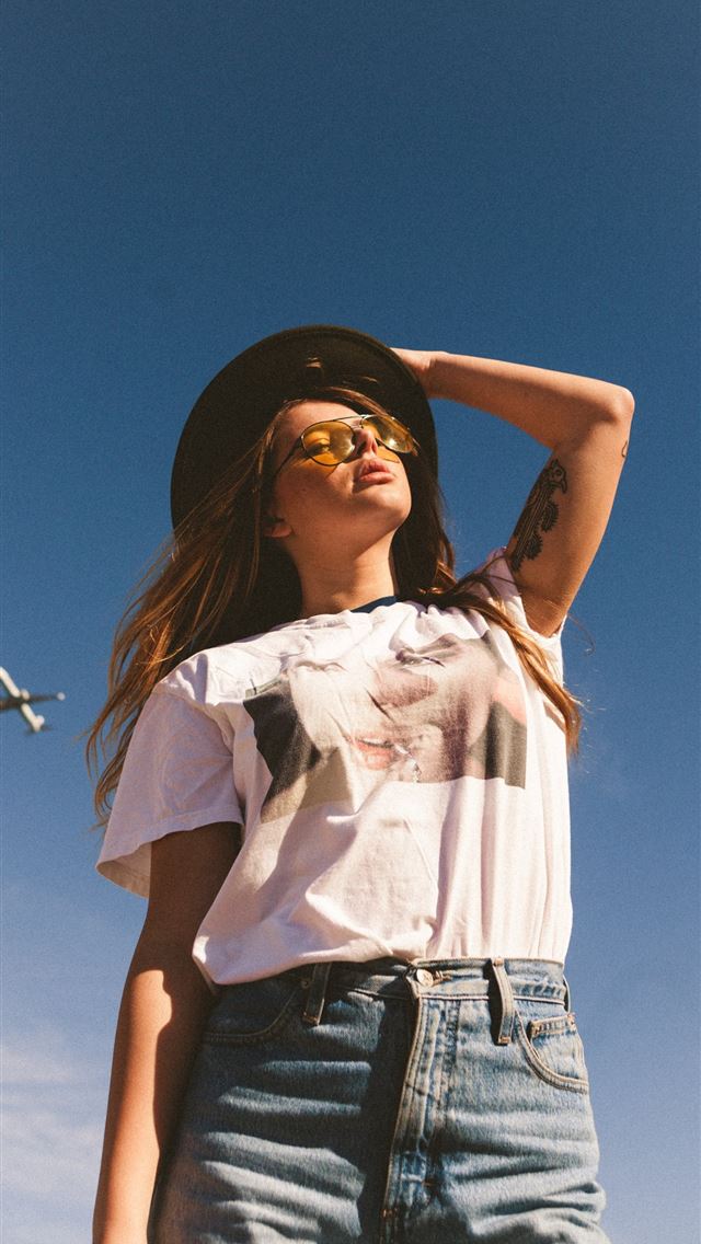1284x2778 woman holding her black hat - girl iPhone Wallpaper