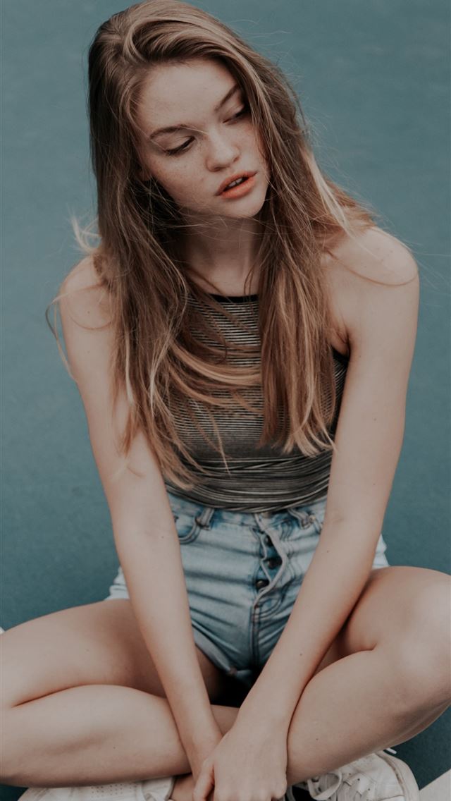 1284x2778 photo of blonde haired woman sitting on floor - girls iPhone Wallpaper