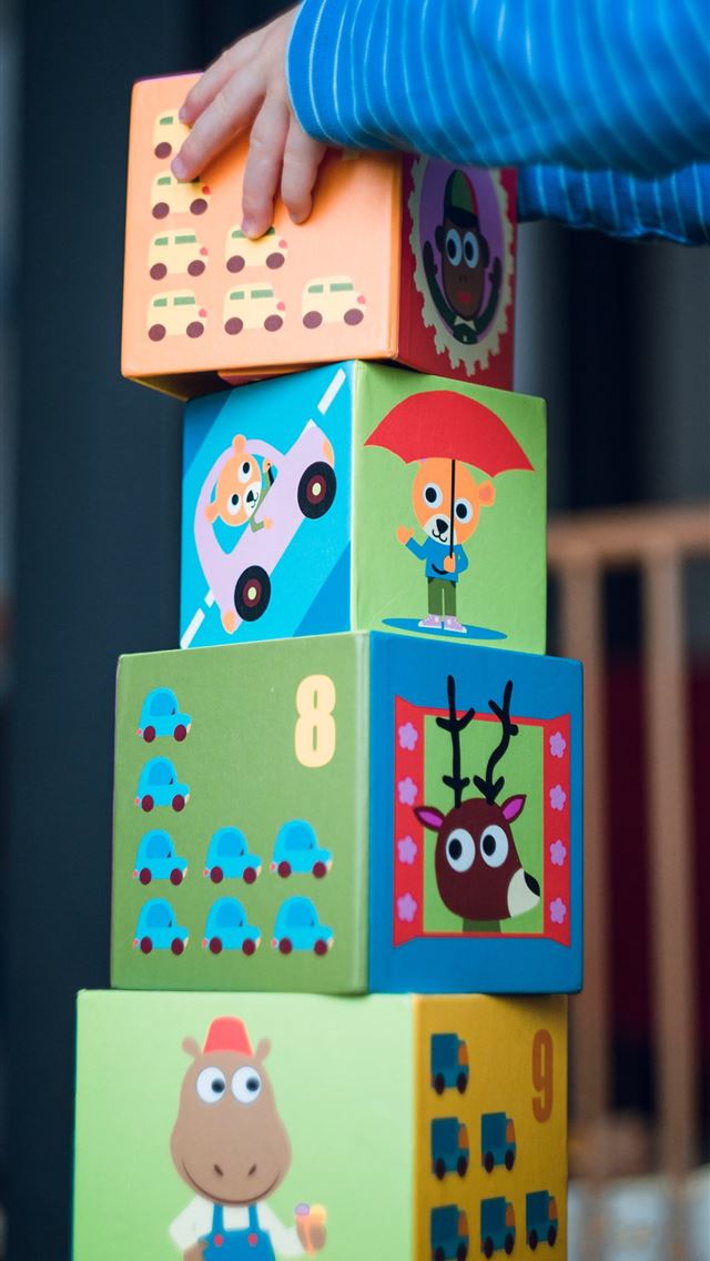 1284x2778 child building an four boxes - baby iPhone Wallpaper