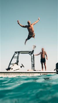 man diving on pool wallpaper