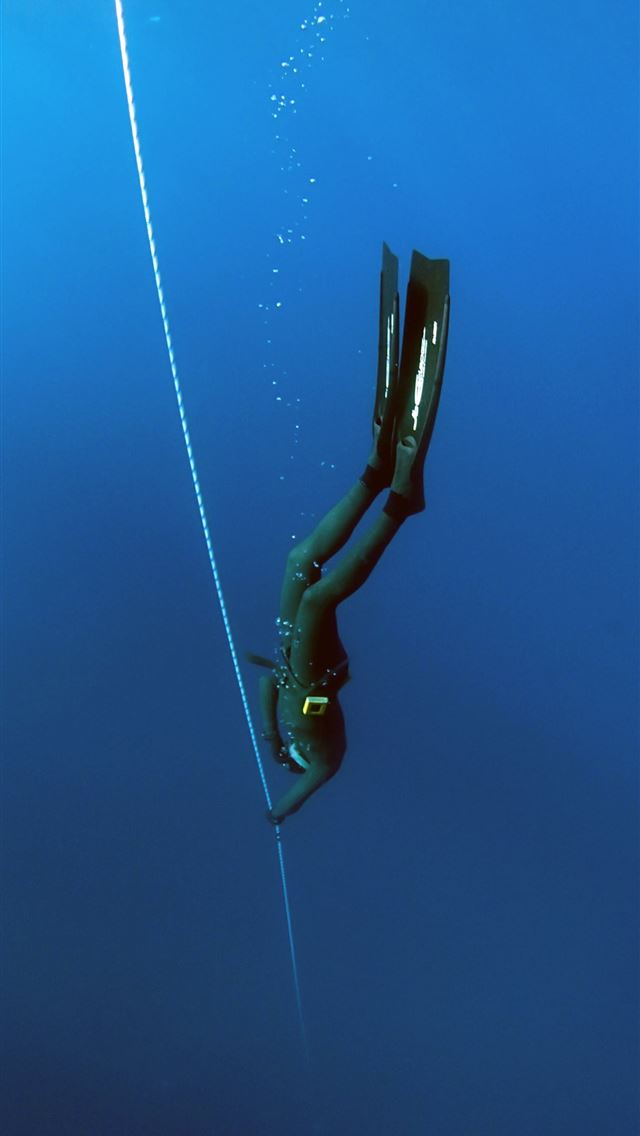 1284x2778 woman diving underwater - malta iPhone Wallpaper