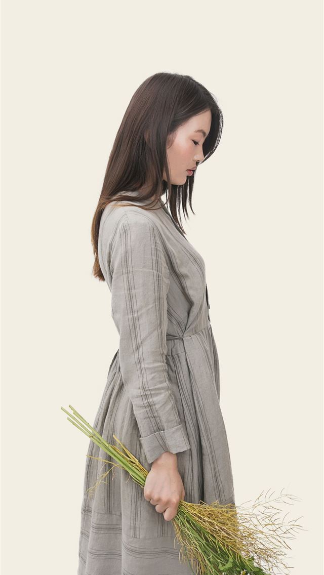 1284x2778 woman wearing grey dress holding flowers -  iphone 13 Wallpaper