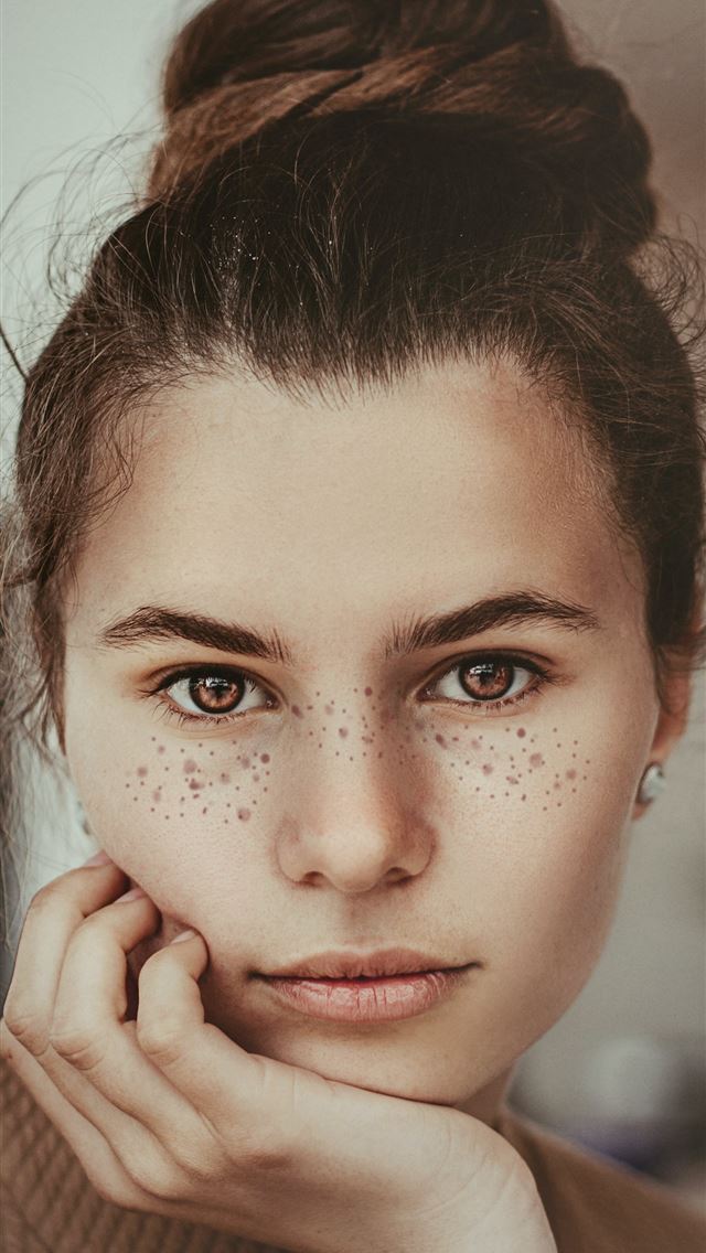 1284x2778 smiling woman holding cheek - girl iPhone Wallpaper