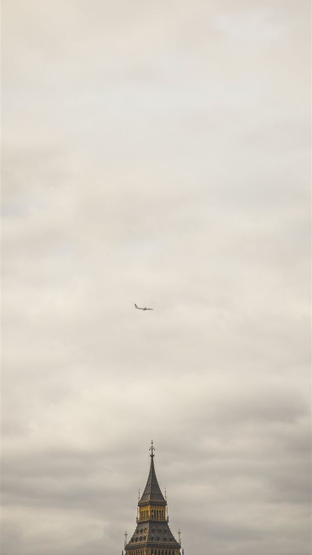 1284x2778 Elizabeth Tower under of white airliner during hea... - cloud iPhone Wallpaper