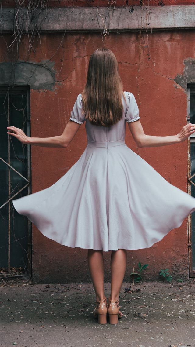 1284x2778 white dress - moscow iPhone Wallpaper