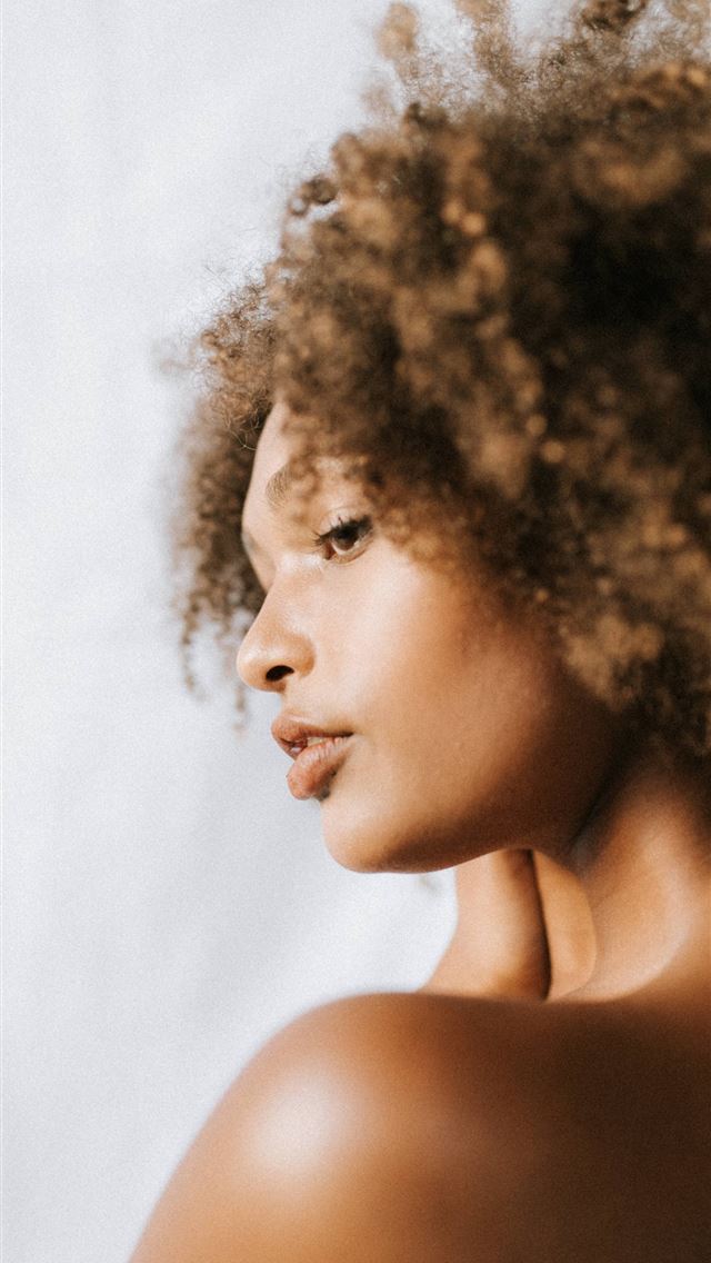 1284x2778 woman looking at her left -  iPhone Wallpaper