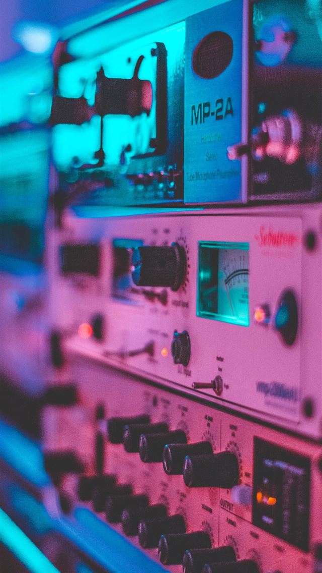 1284x2778 shallow focus photo of gray AV receiver - gradient iPhone Wallpaper