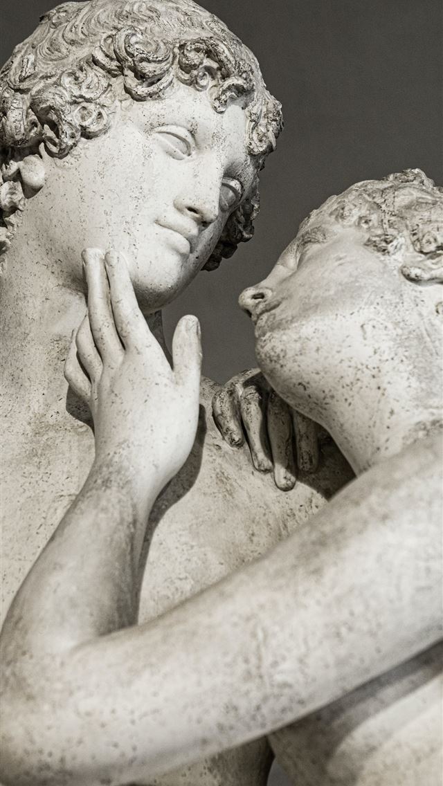 1284x2778 statue of a couple - italien iPhone Wallpaper
