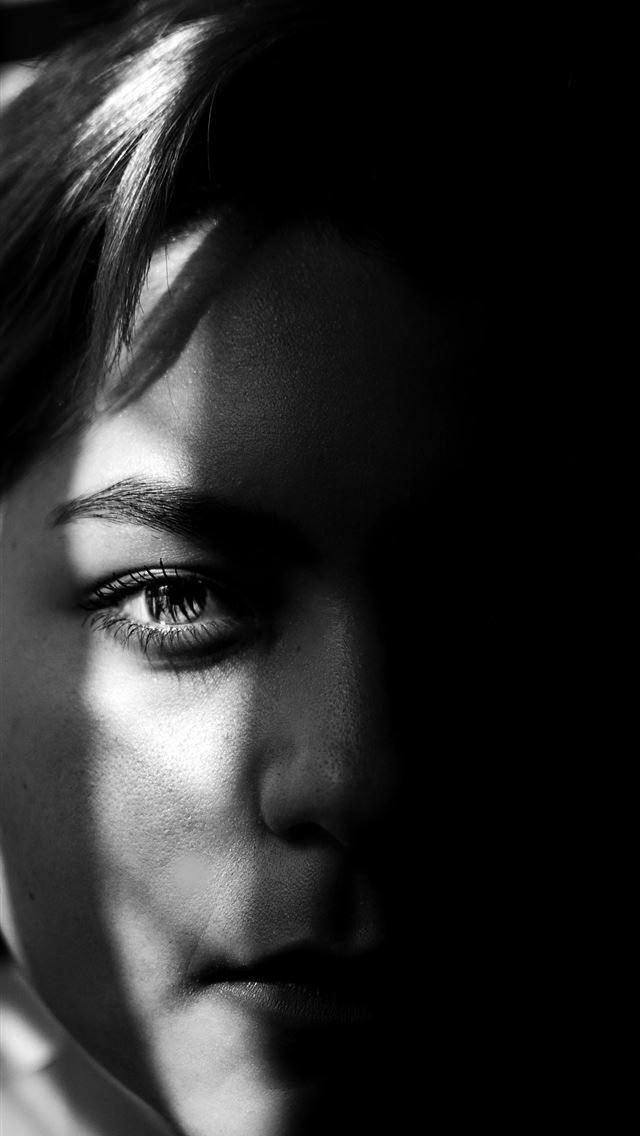 1284x2778 grayscale photo of woman - venezuela iPhone Wallpaper