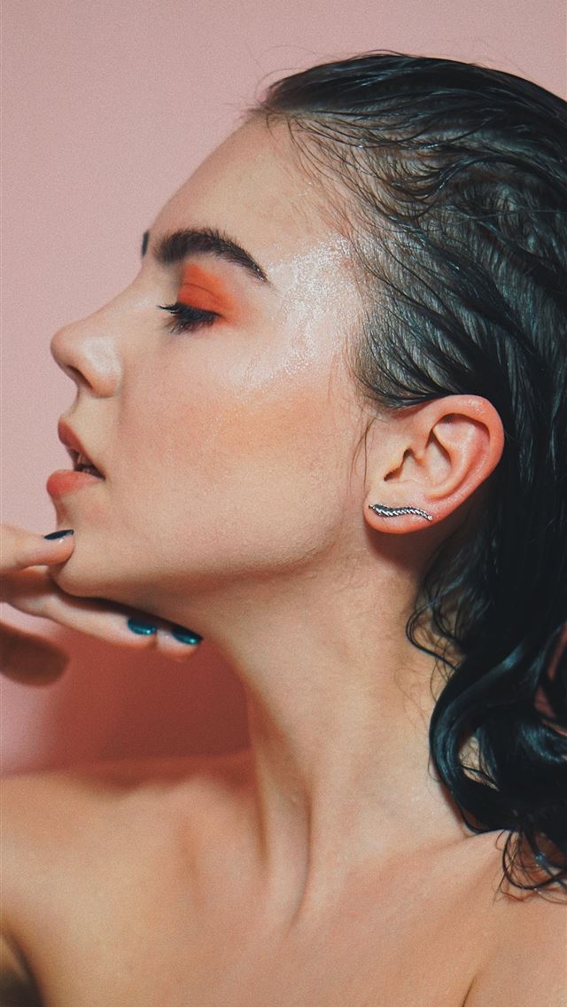 1284x2778 woman looking towards right - kyiv iPhone Wallpaper