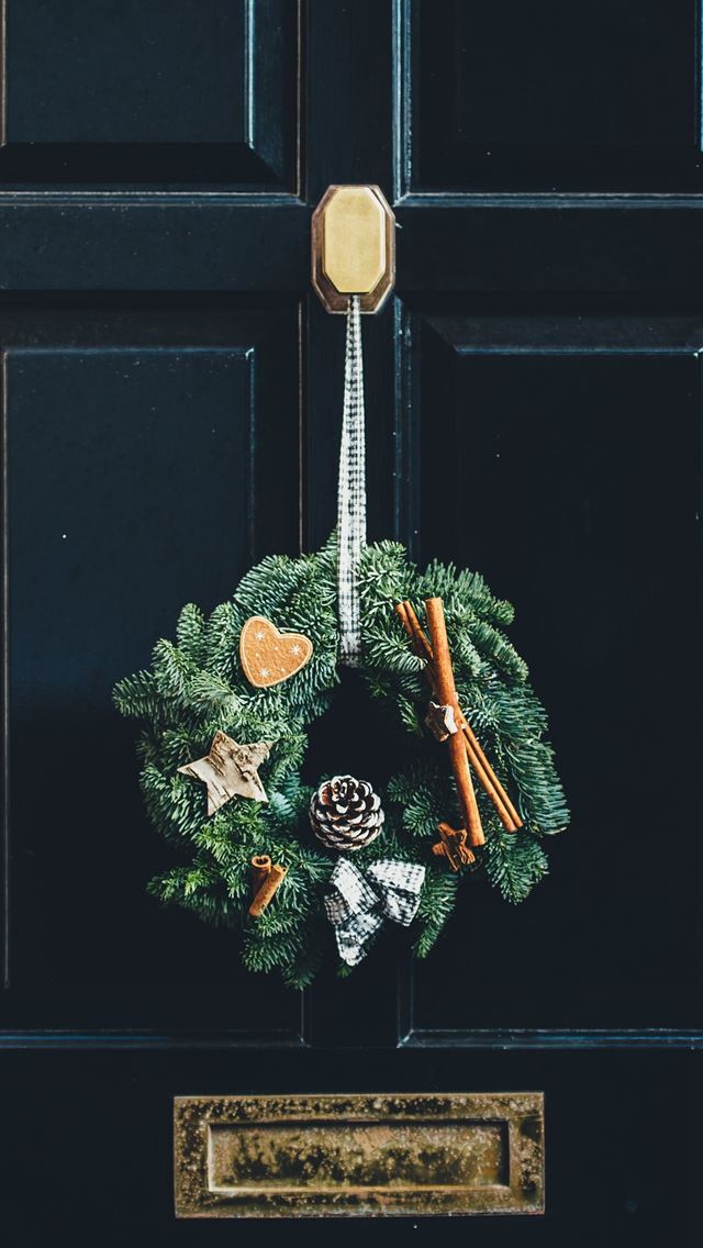 1284x2778 green wreath hang on door - holiday iPhone Wallpaper