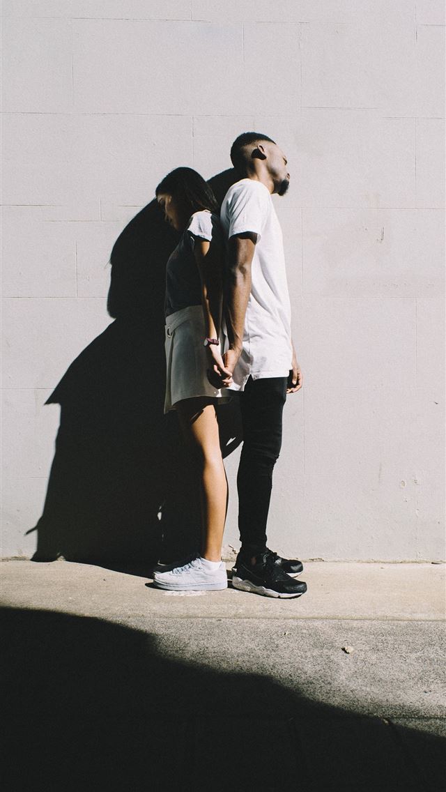 1284x2778 couple leaning on wall - australia iPhone Wallpaper