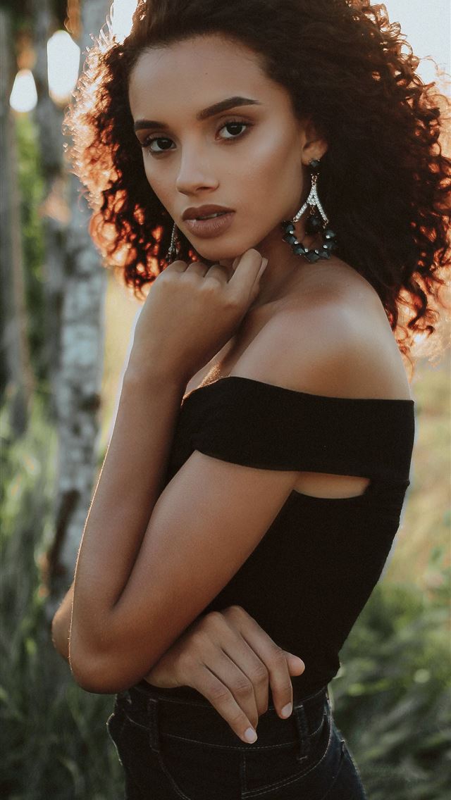 1284x2778 woman wearing black off shoulder top with left han... - madre de deus iPhone Wallpaper