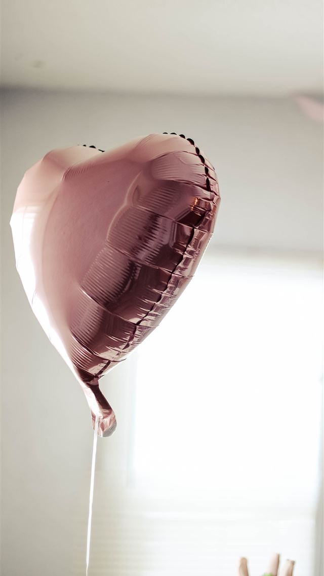 1284x2778 gray balloon on table - heart iPhone Wallpaper
