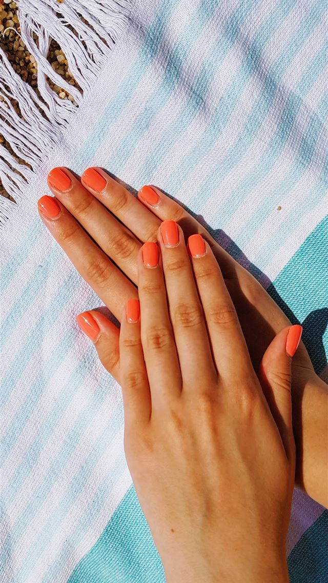 1284x2778 person's hands putting on towel - spain iPhone Wallpaper