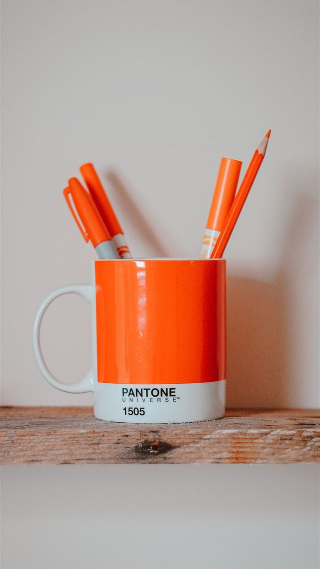 1284x2778 markers in mug on brown surface -  iphone 13 Wallpaper