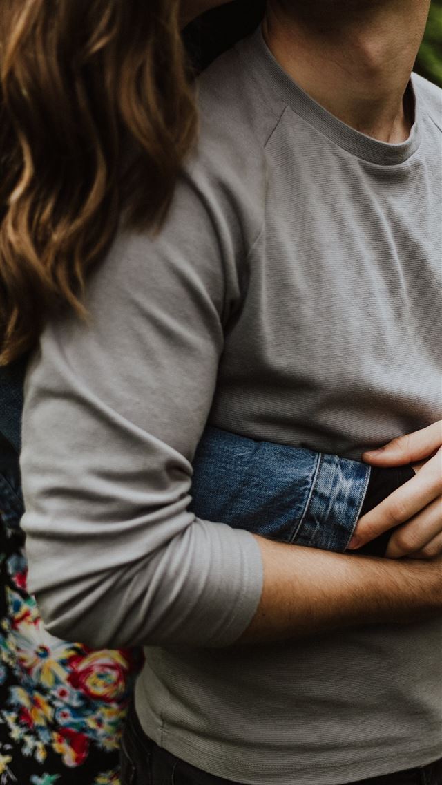 1284x2778 woman hugging man - quotes iPhone Wallpaper