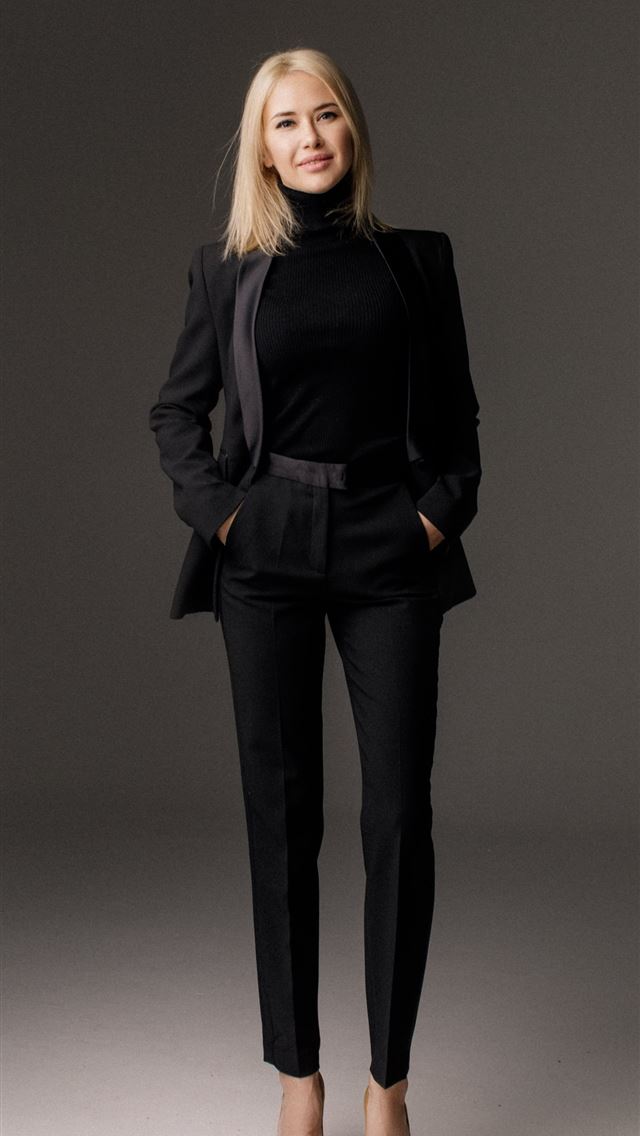 1284x2778 woman in black long sleeve shirt and black pants -  iphone 13 Wallpaper