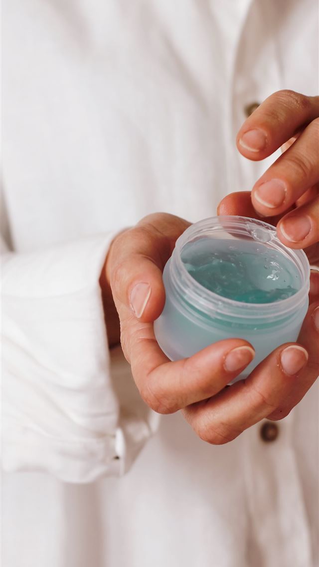 1290x2796 person holding blue plastic container -  iphone 14 Wallpaper