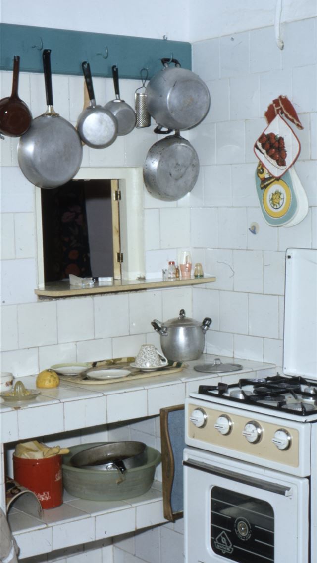 1290x2796 white and black induction stove - retro iPhone Wallpaper