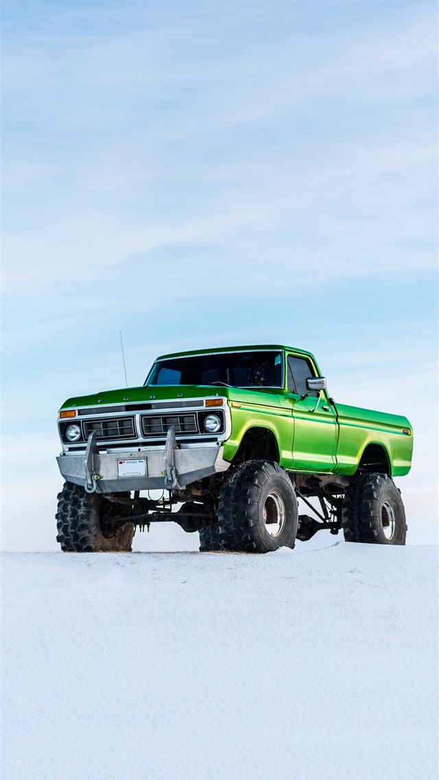1290x2796 green off road vehicle on snow during winter seaso... -  iphone 14 Wallpaper
