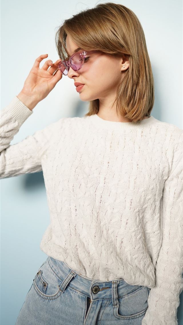 1290x2796 woman leaning k on wall - girl iPhone Wallpaper