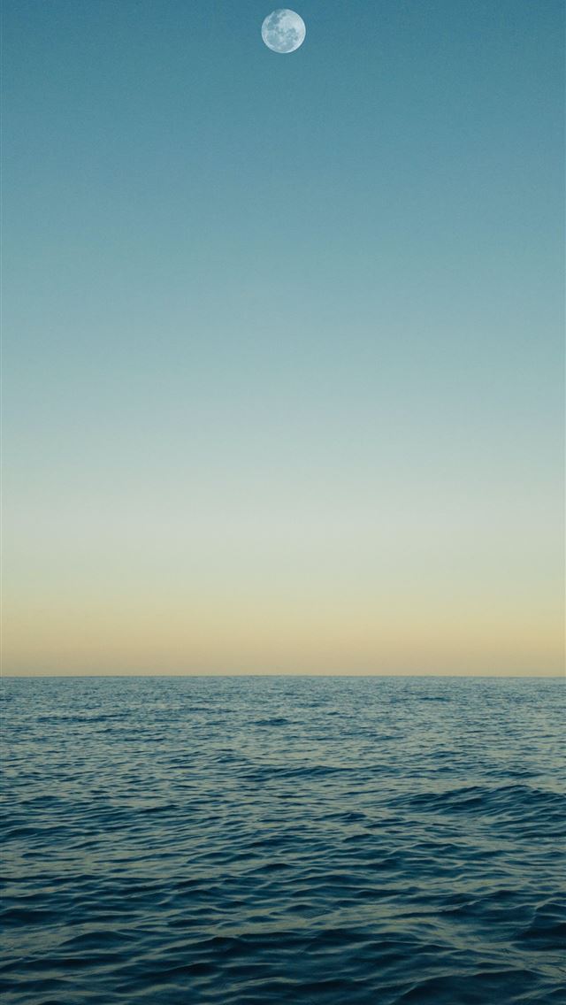 640x1136 La luna sobre el Pacífico 🌕 -  iPhone Wallpaper
