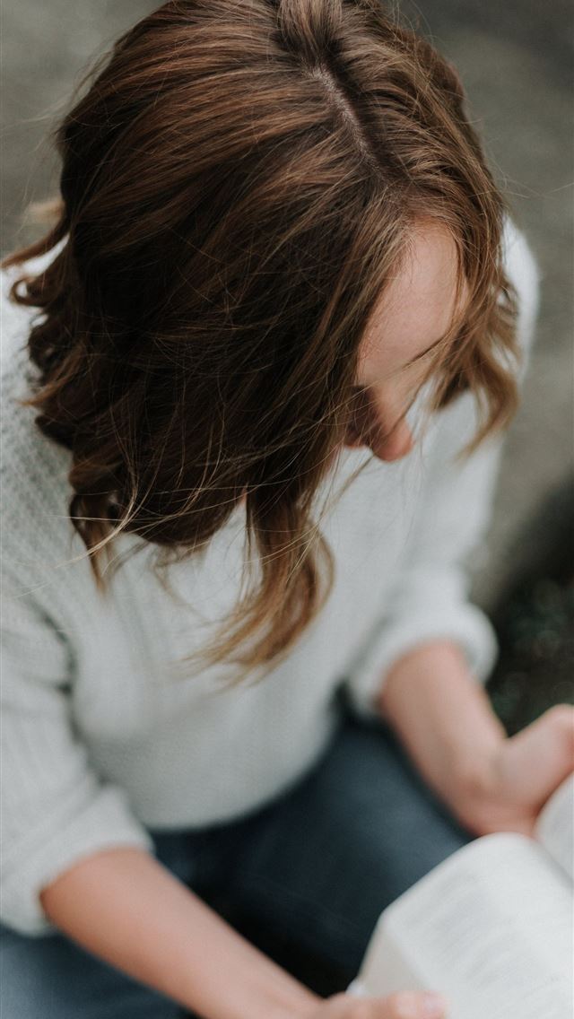 1290x2796 woman sitting on floor while reading book -  iphone 14 Wallpaper