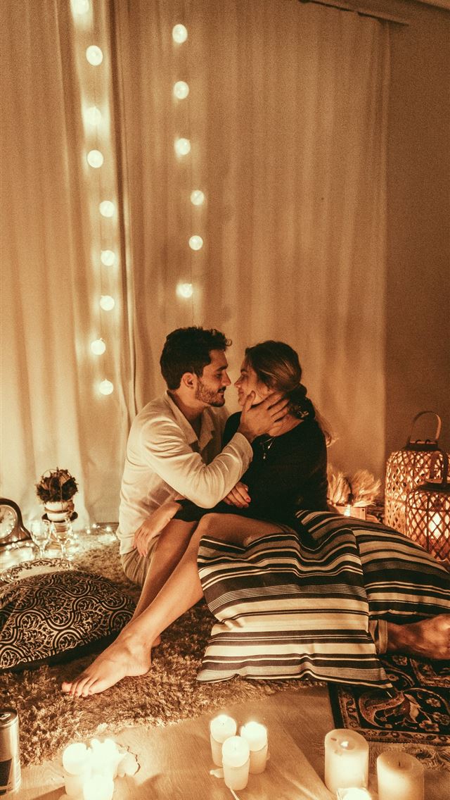 1290x2796 man and woman sitting on floor and about to kiss w... - love iPhone Wallpaper