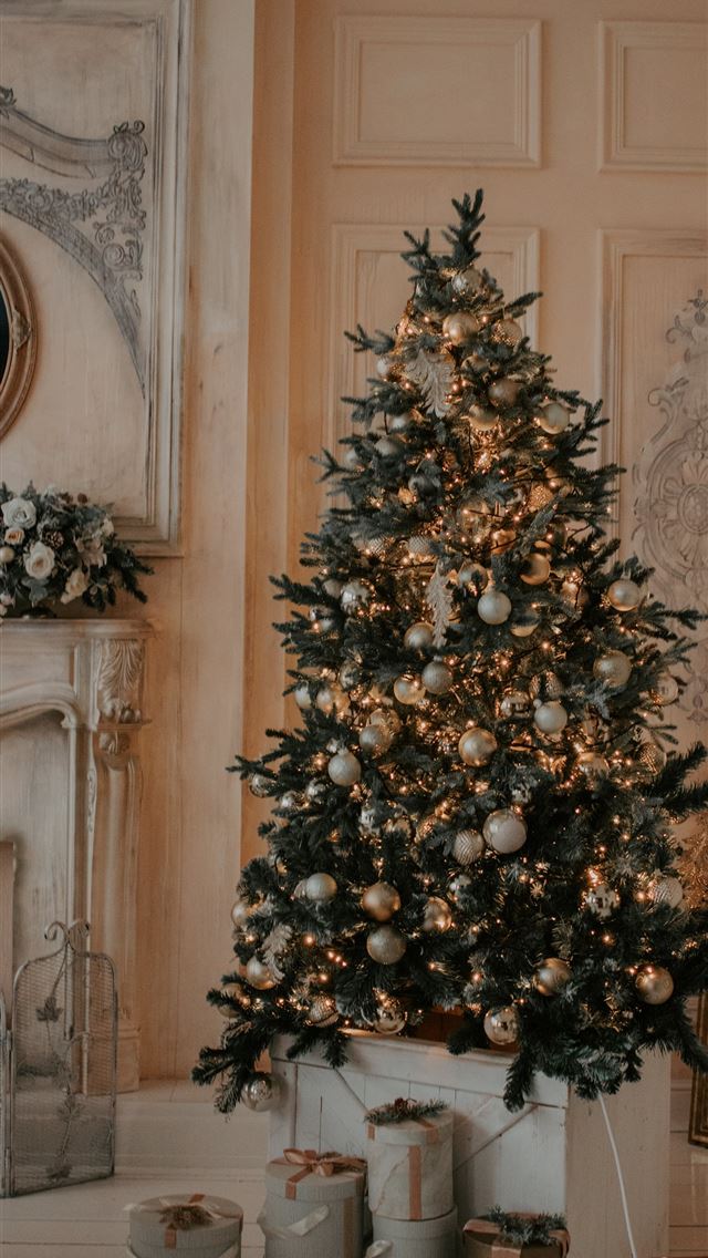 640x1136 green christmas tree with gold baubles -  iPhone Wallpaper