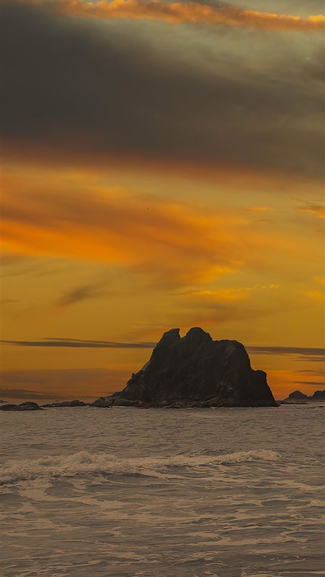 1290x2796 rialto beach hole in the wall olympic national par... -  iphone 14 Wallpaper