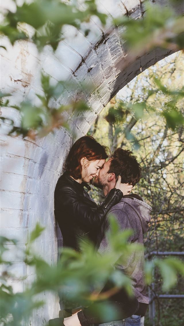1290x2796 couple kissing photography - quotes iPhone Wallpaper